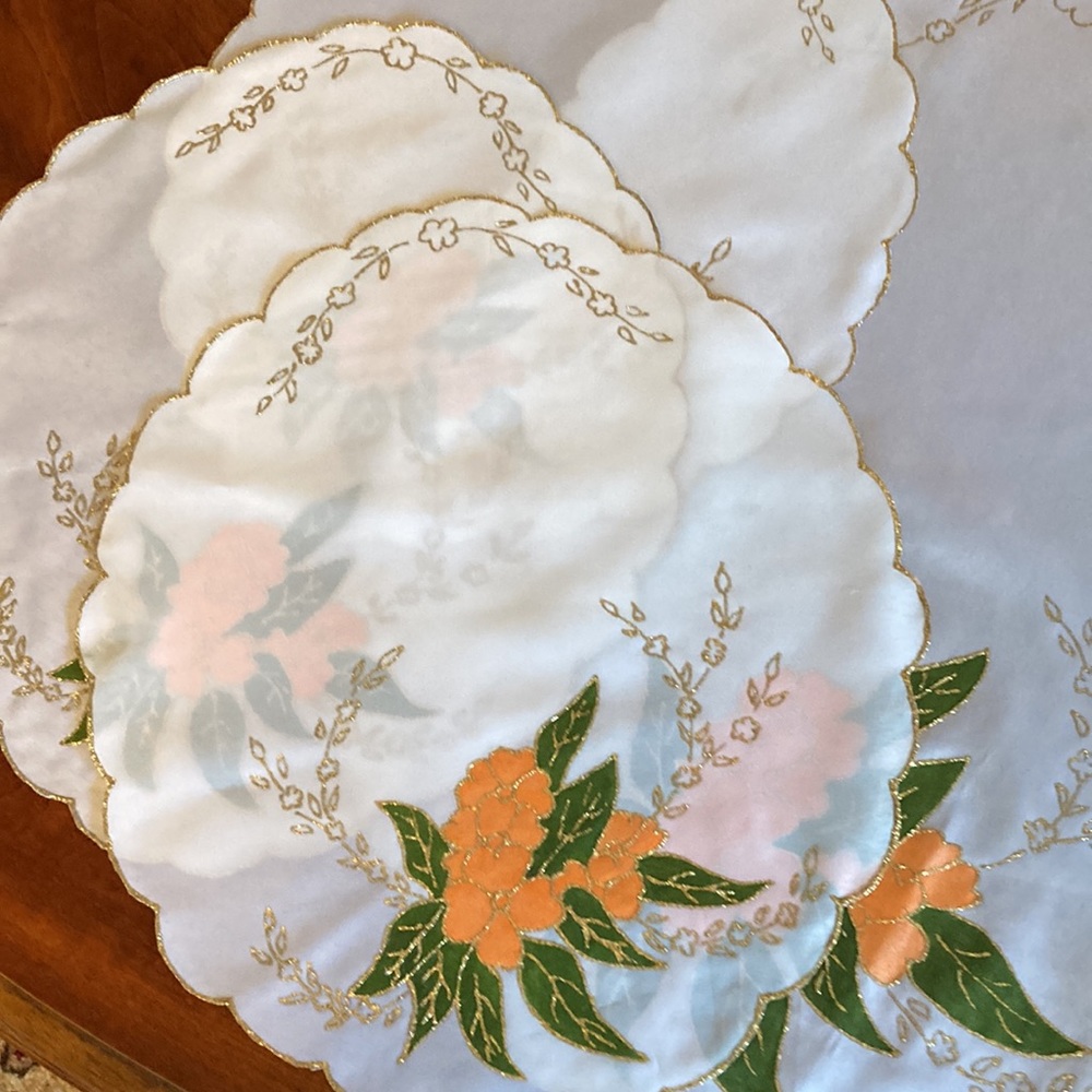 Set of 4 table Topper Oval shape with scalloped gold glitter